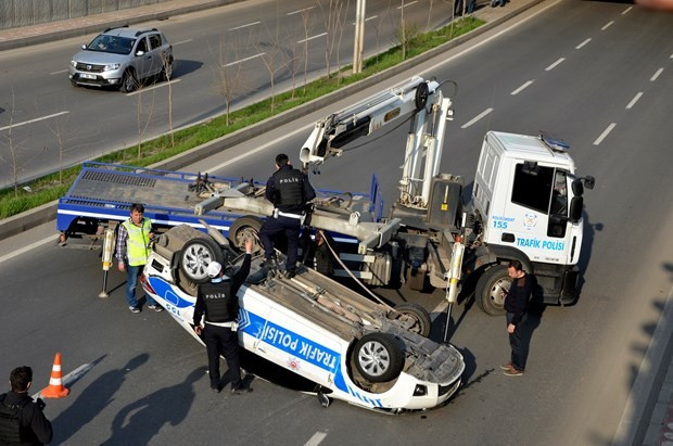 Bakan Yılmaz'ın konvoyunda korkunç kaza - Resim: 3