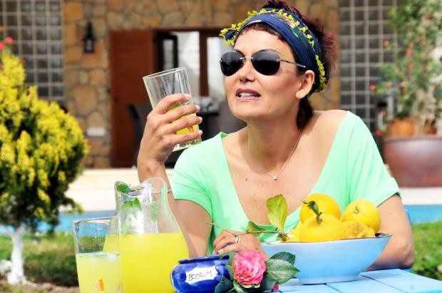 Ünlü sunucu Serap Ezgü bakın şimdi nerede ne yapıyor! - Resim: 3