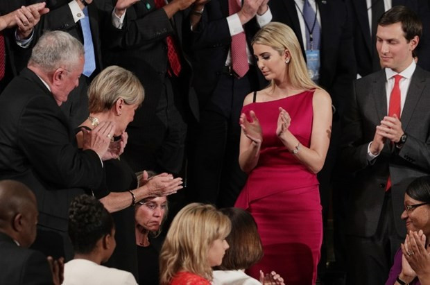 Elbisesi ' ciddiyetsiz' bulundu - Resim: 4