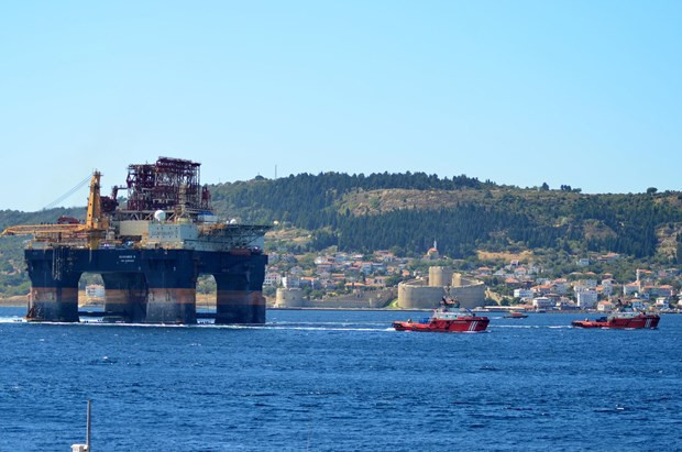 Dev platform Çanakkale Boğazı'ndan geçti - Resim: 1