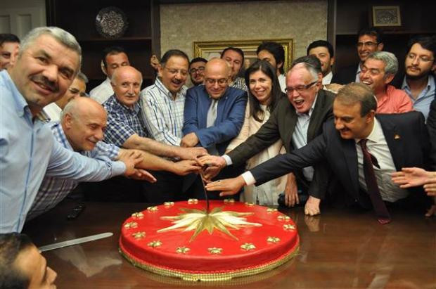 Cumhurbaşkanlığı forslu pasta kestiler - Resim: 3