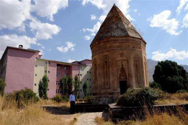 Van'da tarihi ayıp tepki çekti - Resim: 1