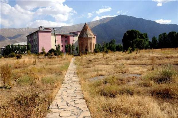 Van'da tarihi ayıp tepki çekti - Resim: 4