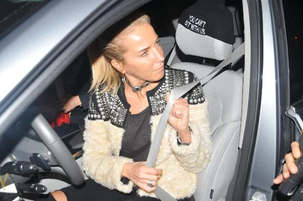 Burcu Esmersoy patencileri arabasına aldı - Resim: 3