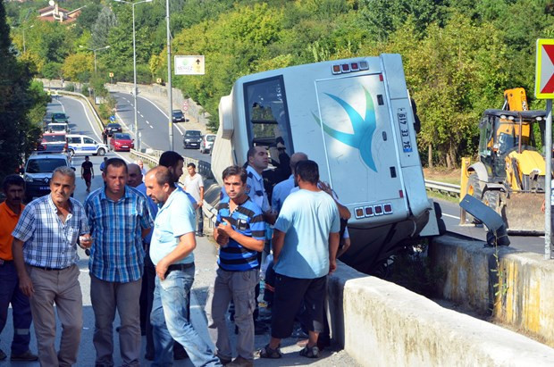 Sarıyer'de minibüs devrildi - Resim: 2