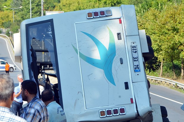 Sarıyer'de minibüs devrildi - Resim: 3