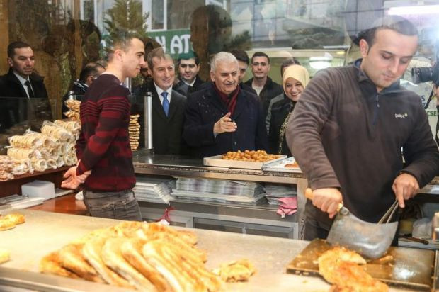 Yıldırım Sarıyer'de börek yedi, martılara simit attı - Resim: 0