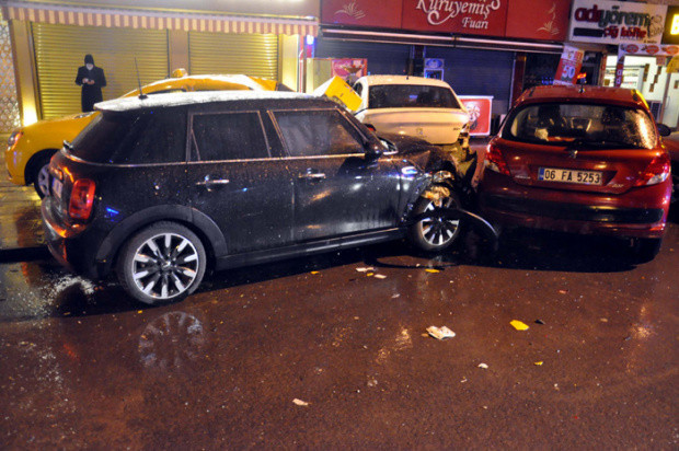 Ankara'da alkollü sürücü ortalığı birbirine kattı - Resim: 0