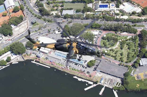 Atak'tan Brezilya semalarında İsa Heykeli ile poz - Resim: 1