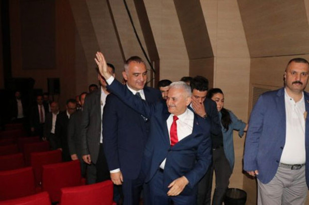 Liseli ergen protestosuna Yıldırım'dan alkışlı cevap - Resim: 0