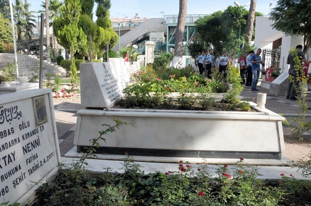 Şehitlikteki bayrakları çaldılar - Resim: 1