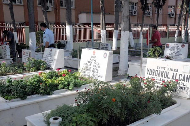 Şehitlikteki bayrakları çaldılar - Resim: 3