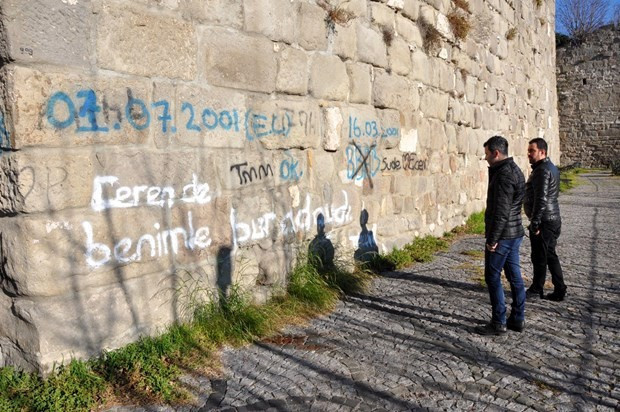 Tarihi kaleye sprey yazılar! - Resim: 1