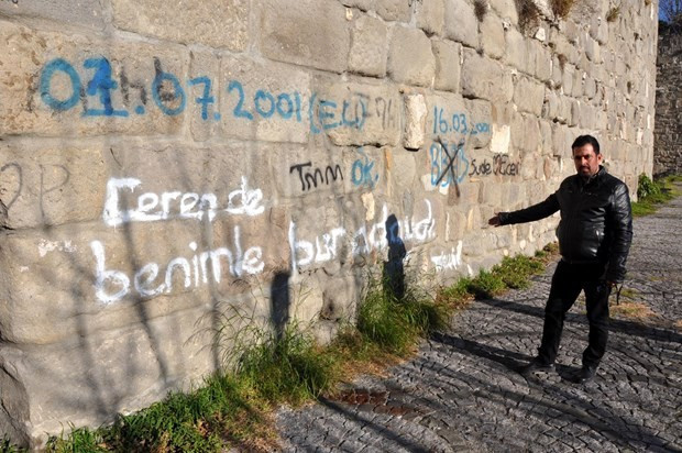 Tarihi kaleye sprey yazılar! - Resim: 2