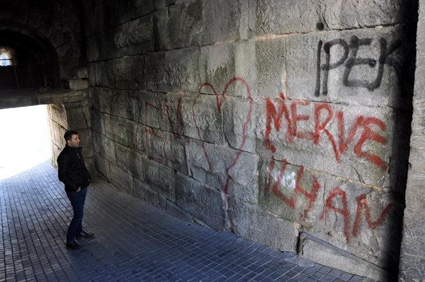 Tarihi kaleye sprey yazılar! - Resim: 4