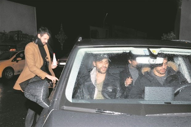 Hande Erçel'in aşk gecesi bakın nasıl kaçtı! - Resim: 2