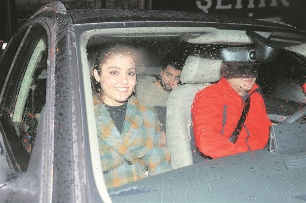 Hande Erçel'in aşk gecesi bakın nasıl kaçtı! - Resim: 4