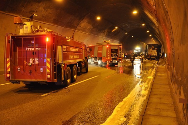 Tır yandı Bolu Dağı tüneli ulaşıma kapandı - Resim: 4