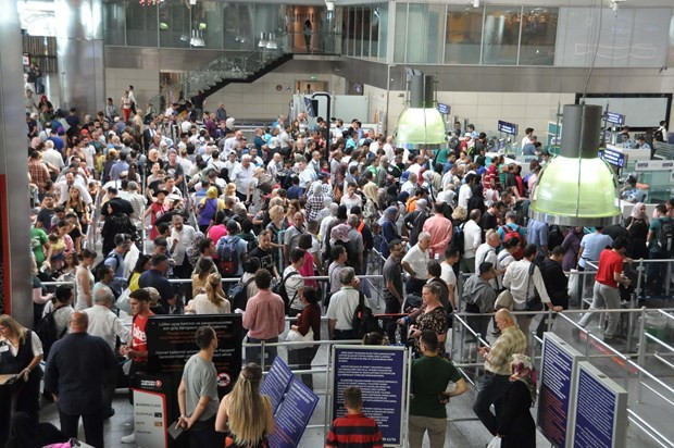 Uçak bileti olanlar dikkat Atatürk Havalimanı'nda yoğunluk - Resim: 1
