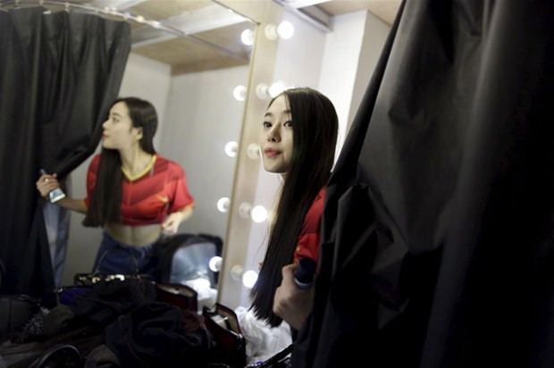 Çinlilerin yeni marifeti genç kadınlara seksi kıyafetler giydirip bunu yapıyorlar  - Resim: 2