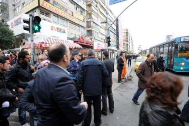 Kadın sürücü yayaları sürükledi - Resim: 1