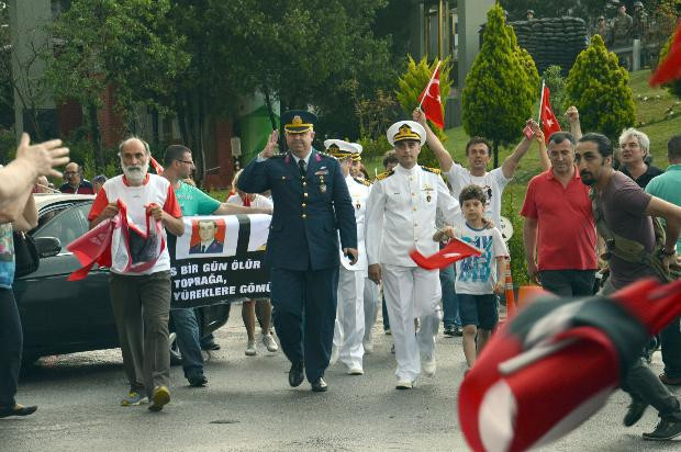 Balyoz sanıkları cezaevinden üniformalarıyla çıktılar! - Resim: 1