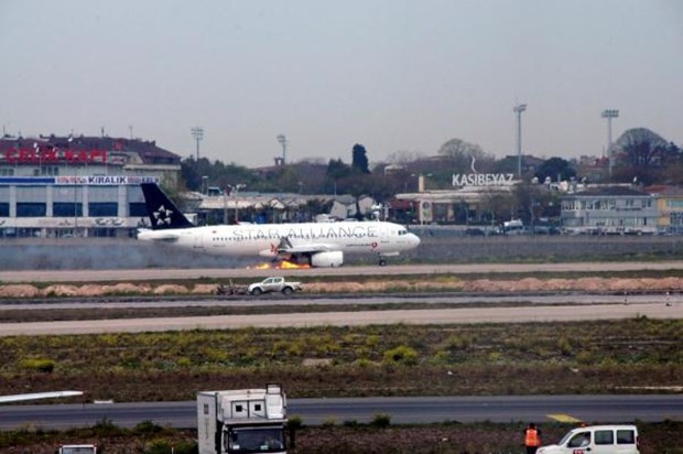 Alev alan THY uçağından kareler - Resim: 1