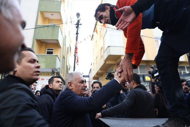 Binali Yıldırım müşteri telefonlarına baktı, anons geçti - Resim: 1