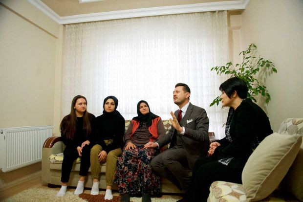 Eskişehir'deki çöpten yemek toplayan kadın resmi çok başka çıktı - Resim: 0