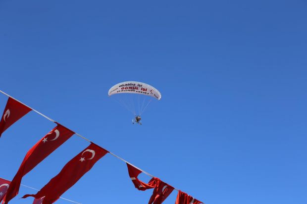 Erzincan'da kadınlar için gökyüzünden karanfil atıldı - Resim: 0