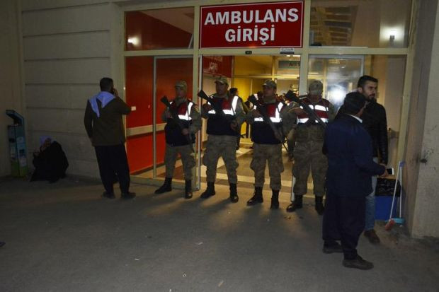 Otomobil kaza yapanların arasına daldı: 3 ölü, 5 yaralı - Resim: 1