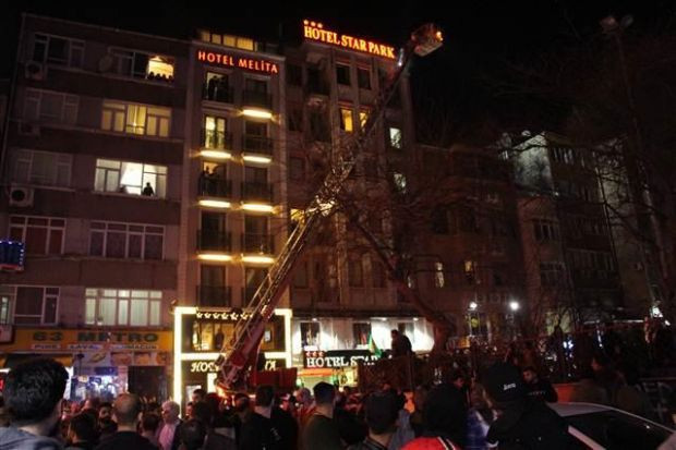 İstanbul'da çıkan otel yangını korkuttu - Resim: 2
