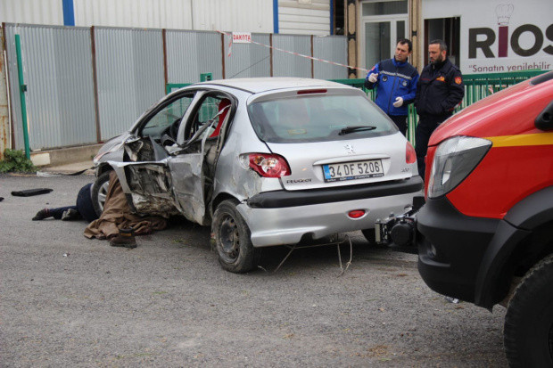 Kocaeli'de korkunç kaza! Yayayı aracın altına aldı sonra bariyerlere girdi - Resim: 0