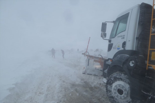 Van-Hakkari karayoluna çığ düştü: Mahsur kalan araçlar var - Resim: 1