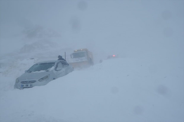 Van-Hakkari karayoluna çığ düştü: Mahsur kalan araçlar var - Resim: 2