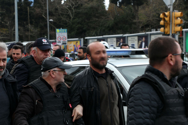 Levent'te hareketli dakikalar! Kafasına silah dayadı - Resim: 1