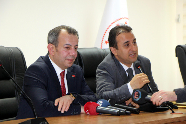 Bolu'da devir teslim CHP'li Tanju Özcan mazbatasını aldı - Resim: 0