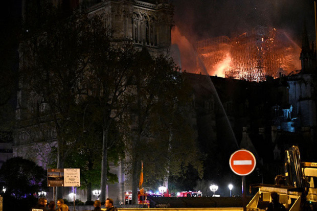 Notre Dame Katedrali alevlere teslim oldu - Resim: 0