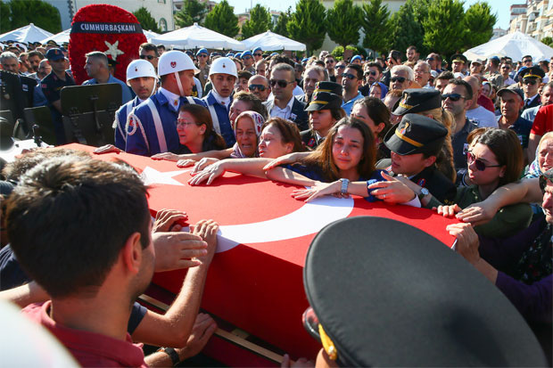 Şehit teğmen son yolculuğuna uğurlandı - Resim: 0