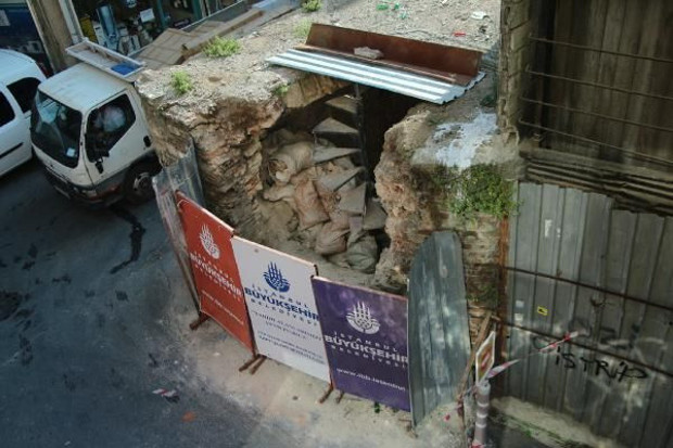 İstanbul Büyükşehir Belediyesi Pir Mehmet Çeşmesi’ni yıkan firmayı kara listeye aldı - Resim: 0