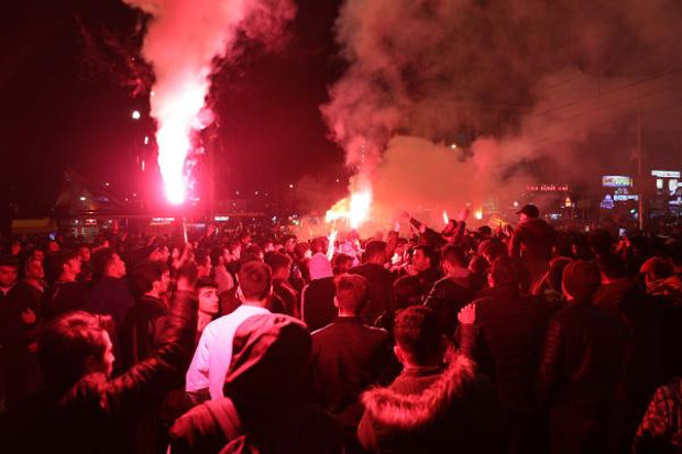 Fenerbahçeli taraftarlar Samandıra'da takım otobüsüne saldırdı - Resim: 1