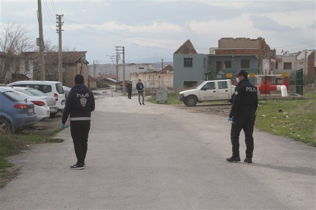 Elazığ'da 5 katlı apartmana koronavirüs karantinası! Polis kapıda nöbet tutuyor - Resim: 1