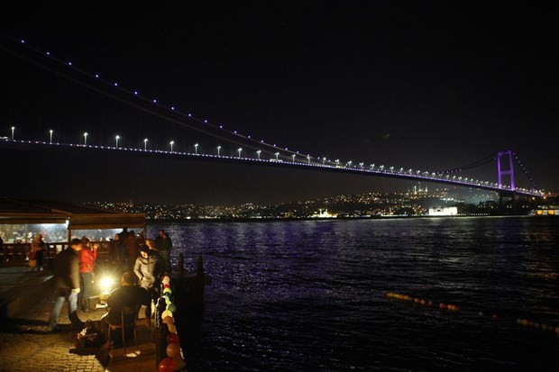 Boğaziçi Köprüsü  mor renkle ışıklandırıldı - Resim: 2