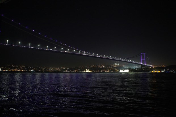 Boğaziçi Köprüsü  mor renkle ışıklandırıldı - Resim: 4