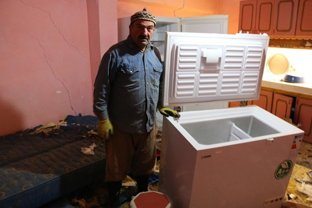 Aç kalan ayı eve girdi - Resim: 2