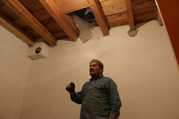 Aç kalan ayı eve girdi - Resim: 3