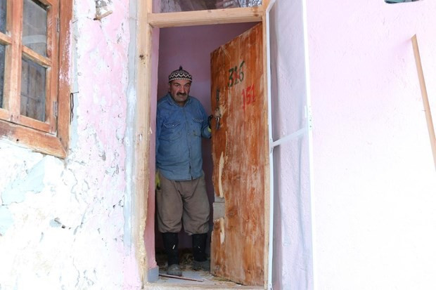 Aç kalan ayı eve girdi - Resim: 4