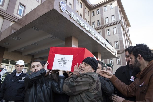 Şehit Polis Memuru toprağa verildi - Resim: 4