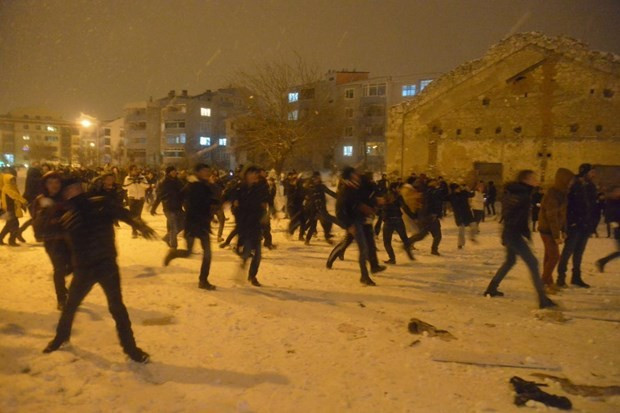 Sosyal medyadan duyan geldi! 3 bin kişi savaştı... - Resim: 1