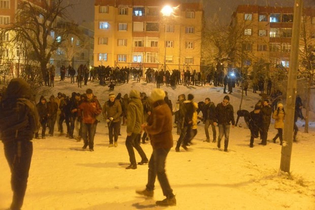 Sosyal medyadan duyan geldi! 3 bin kişi savaştı... - Resim: 2